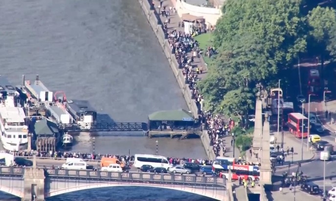 Огромна опашка се образува пред Уестминстърския дворец, докато хиляди хора чакаха възможност